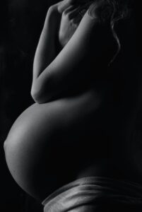 une femme enceinte se tient le ventre après un test de paternité prénatal