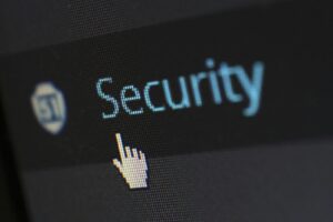 Vue rapprochée d'un curseur de souris sur un texte de sécurité numérique affiché.