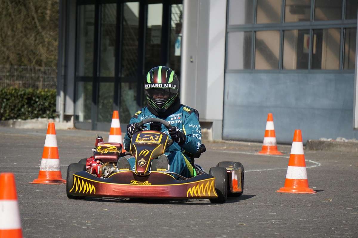 Karting en rue avec cônes orange Karting en rue avec cônes orange