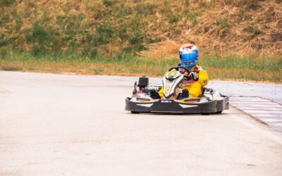 Kart sur piste avec conducteur en combinaison jaune