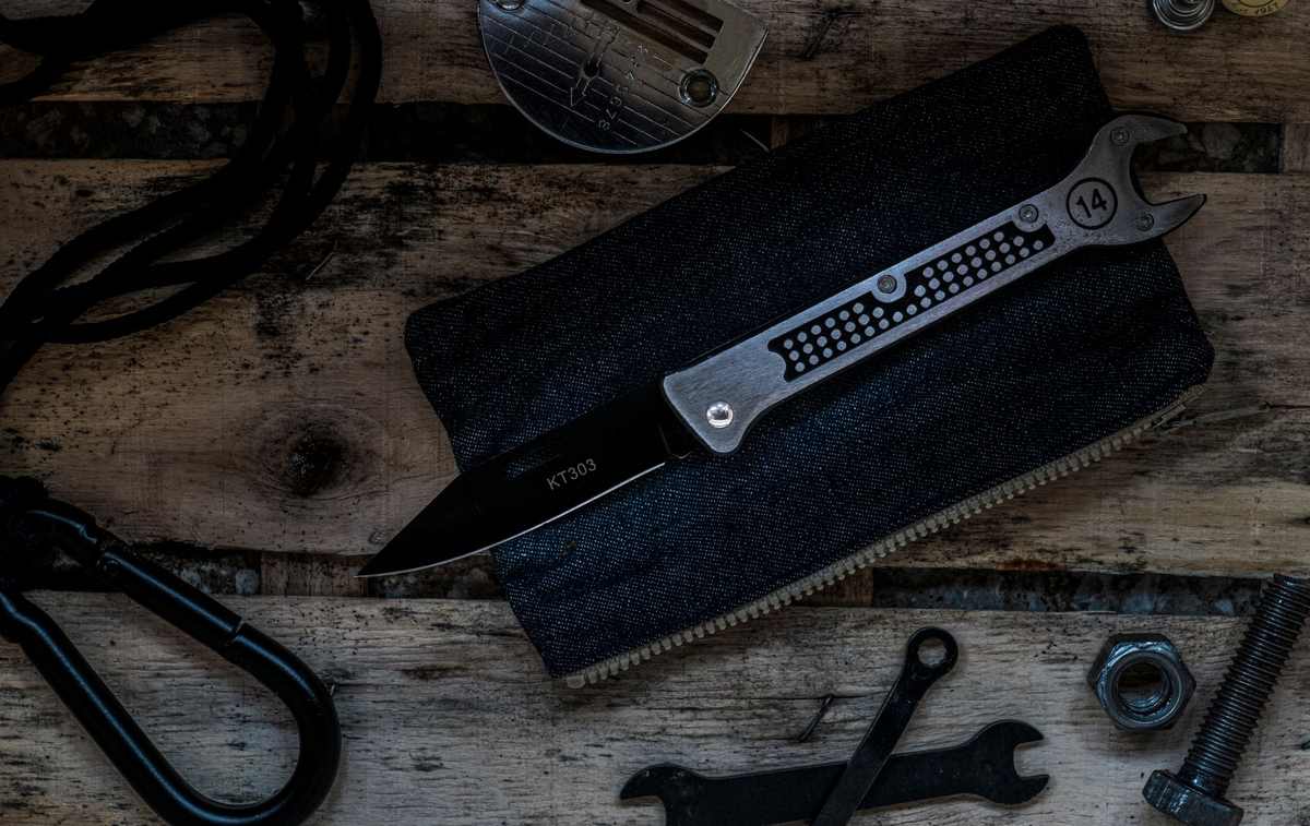 Outils sur une table en bois