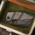 Couteau dans un étui en cuir