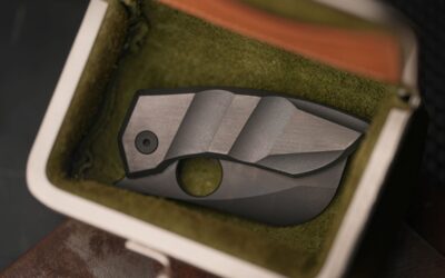 Couteau dans un étui en cuir